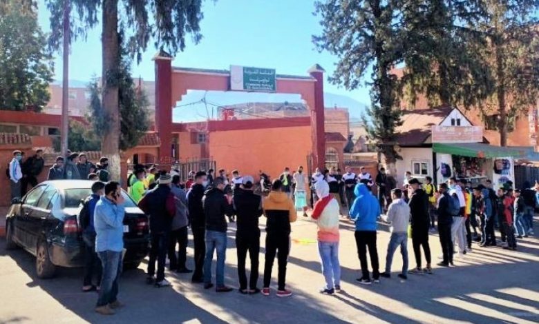 محتجون ينادون بإصلاح ملعب رياضي في واويزغت 1
