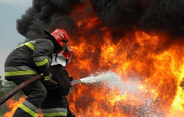 حريق مهول بخنيفرة يجهز على براريك سوق أسبوعي وانفجار لقنينات الغاز 1