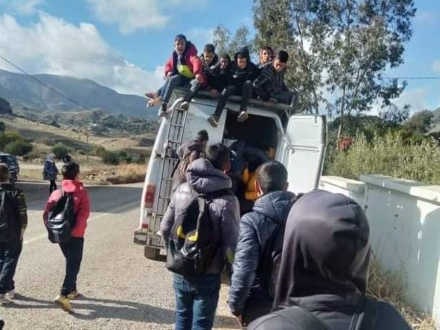 صورة للتلاميذ فوق سقف سيارة للنقل السري تثير غضب نشطاء مغاربة 1
