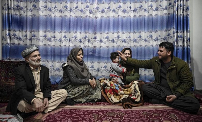رضيع أفغاني يعود إلى عائلته بعد فوضى عمليات الإجلاء