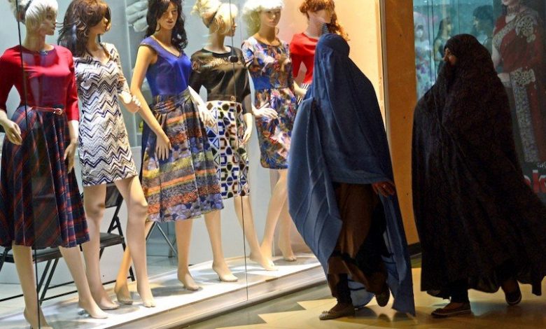 "طالبان" تزيل رؤوس تماثيل عرض الملابس النسائية
